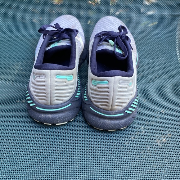 Brooks Adrenaline GTS 22 running shoes. Size 7. (Medium) B. - Picture 6 of 6